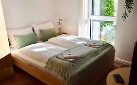 Stilvolle Wohnung Mit Balkon & Parkplatz